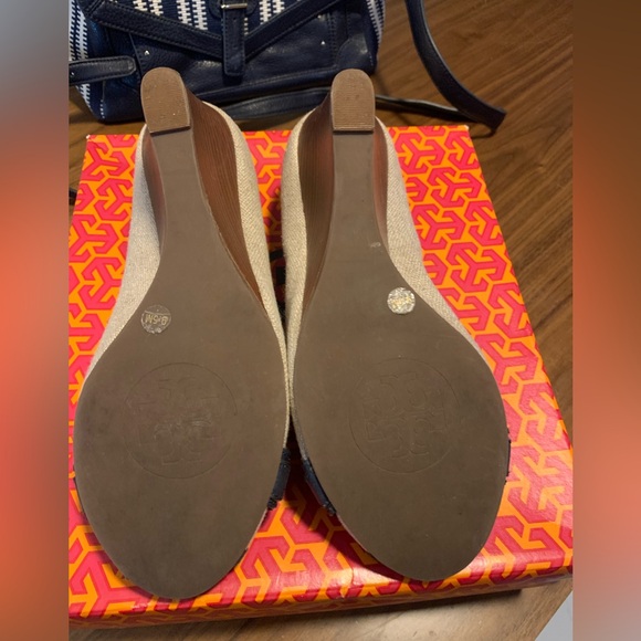 Tory Burch Ambrose 65mm Tory Burch Beige Canvas And navy Leather Trim Wedge 9.5 - Picture 3 of 7